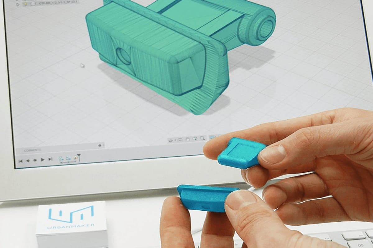 CAD-Modell am Bildschirm und ein in der Hand gehaltener 3D-Druck-Prototyp – Produktentwicklung bei URBANMAKER